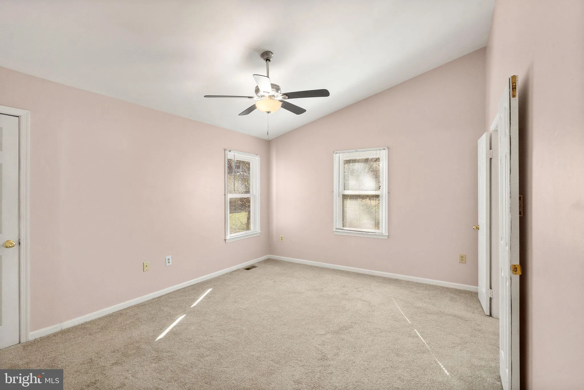 Springfield, Virginia 22152, United States, 3 Bedrooms Bedrooms, ,3 BathroomsBathrooms,Residential,Contingent,87447