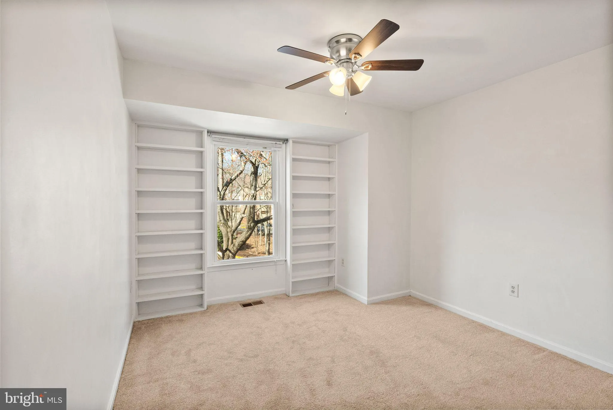 Springfield, Virginia 22152, United States, 3 Bedrooms Bedrooms, ,3 BathroomsBathrooms,Residential,Contingent,87447