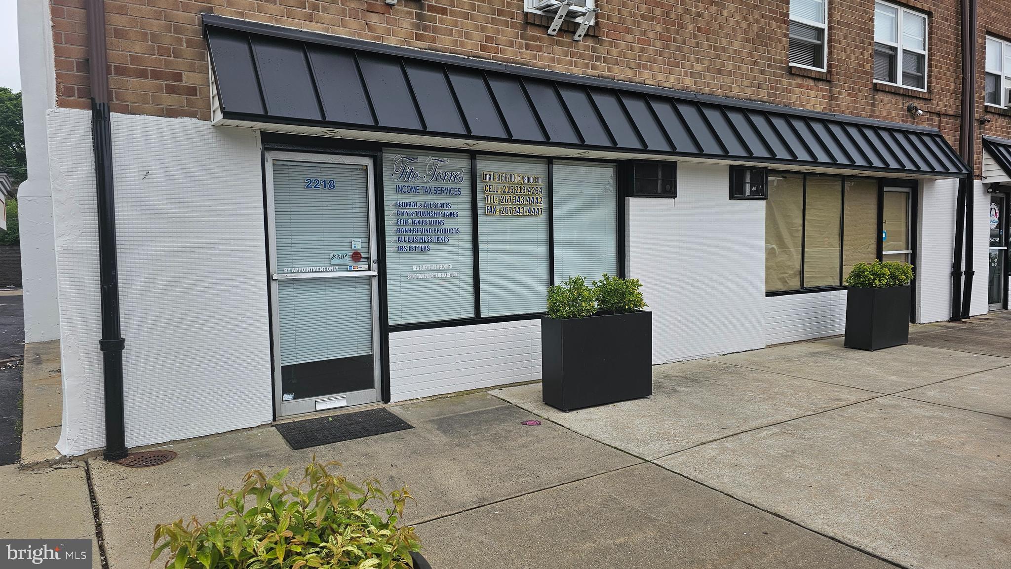 Prime Northeast !!
2218 Glendale ave, being located at Glendale ave and Bustleton ave area, suitable for many commercial uses as retail or professional use, offering approximatly 490 Sq Ft of commercial area .
Current occupant in the process of moving out.
Space would be available for occupancy in July, 2025.