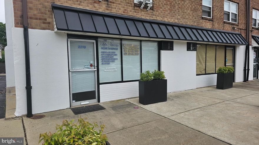 Prime Northeast !!
2218 Glendale ave, being located at Glendale ave and Bustleton ave area, suitable for many commercial uses as retail or professional use, offering approximatly 490 Sq Ft of commercial area .
Current occupant in the process of moving out.
Space would be available for occupancy in July, 2025.