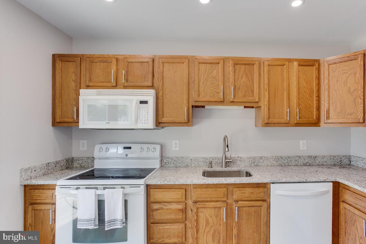 POPLAR WOODS - Residential