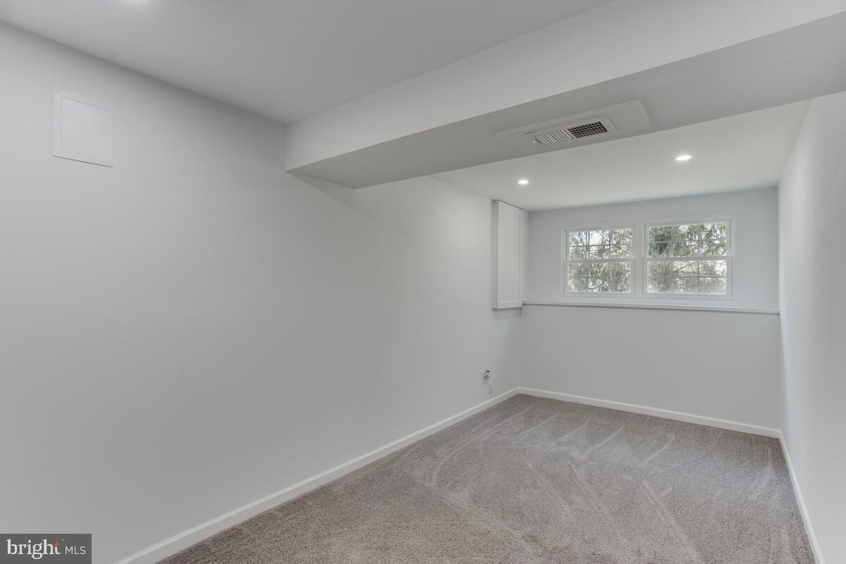 POPLAR WOODS - Residential