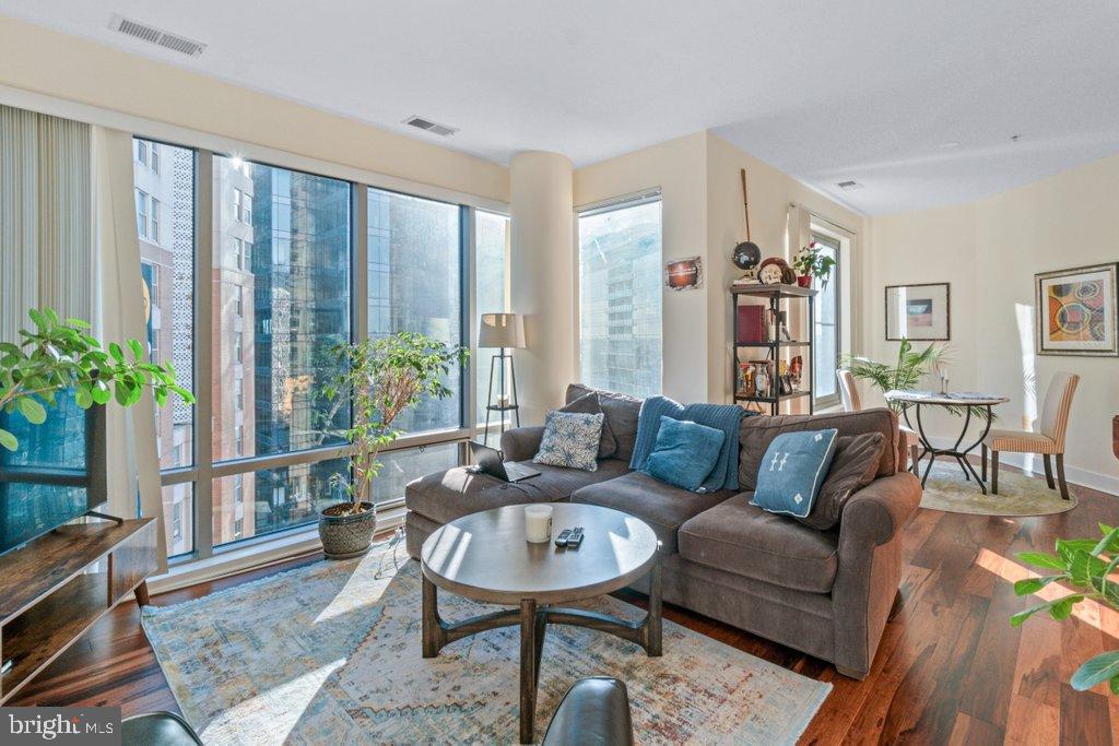 HARBOR EAST - Residential