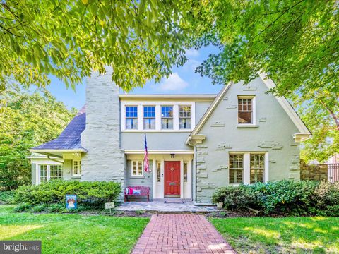Photo of 3902 Aspen Street, CHEVY CHASE, MD 20815 (MLS # MDMC2194806)
