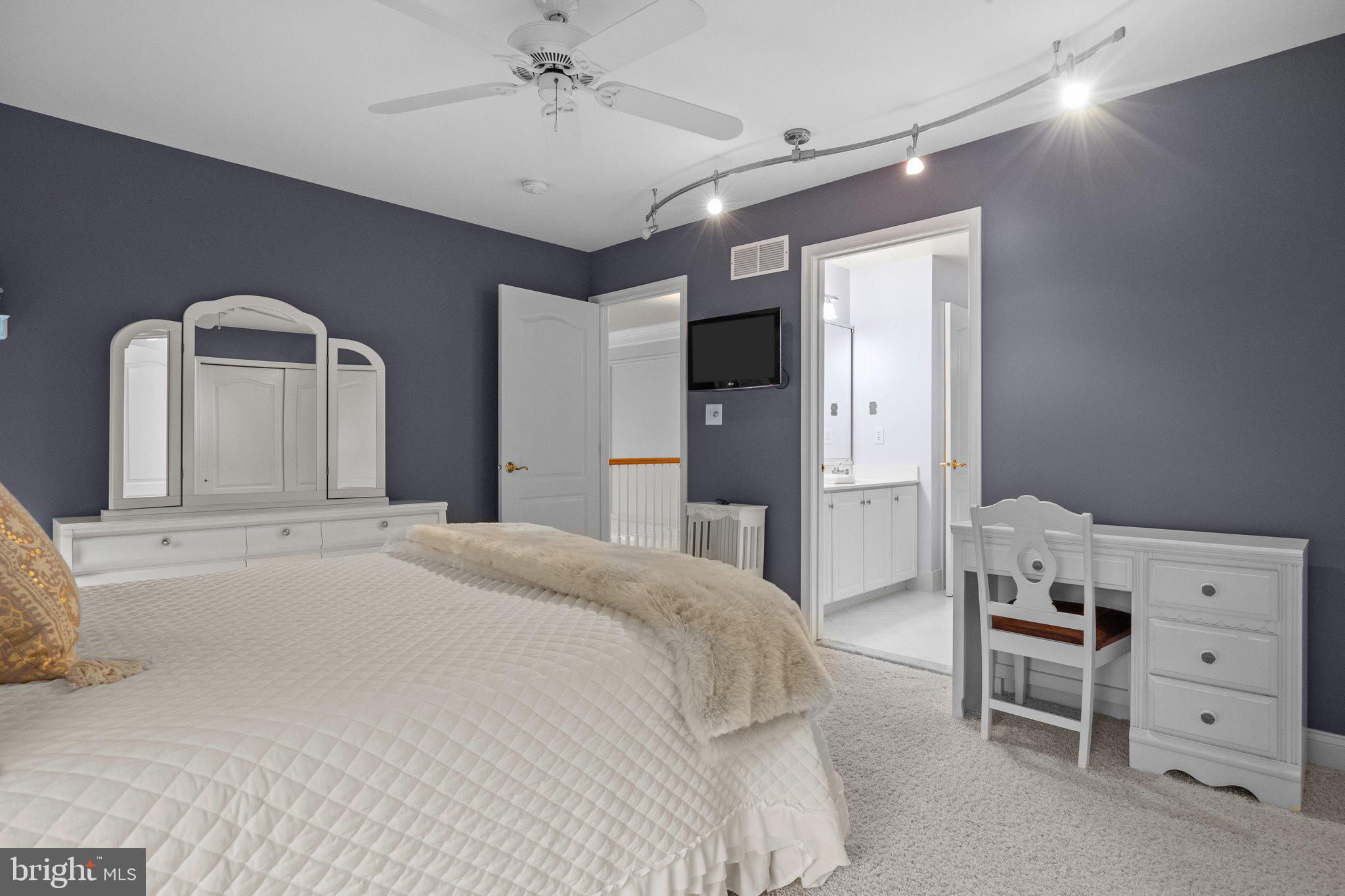 NORTHAMPTON HUNT - Residential