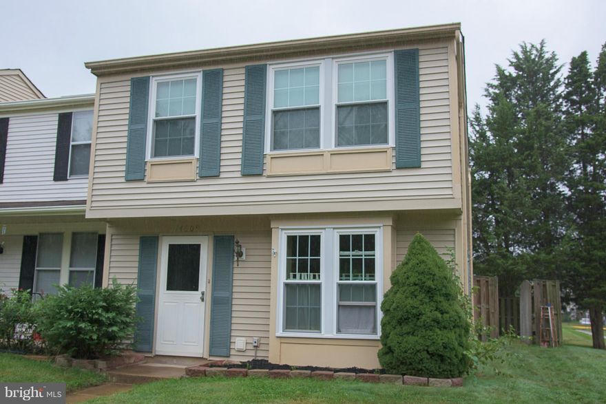 Adorable 2LVL, 2BR, 2.5 BA townhome end unit in Centreville. Ktch w/ tons of counter top & cabinet space & brkfst bar. Large Living Room w/ tons of natural light & access to huge fenced in yard that backs to common grounds for added privacy. Mstr BD & 2nd BD are both spacious w/ wall length closets. Close to major Rds. Walk to shopping & dining @ Village Center. Short drive to Fair Oaks Mall.