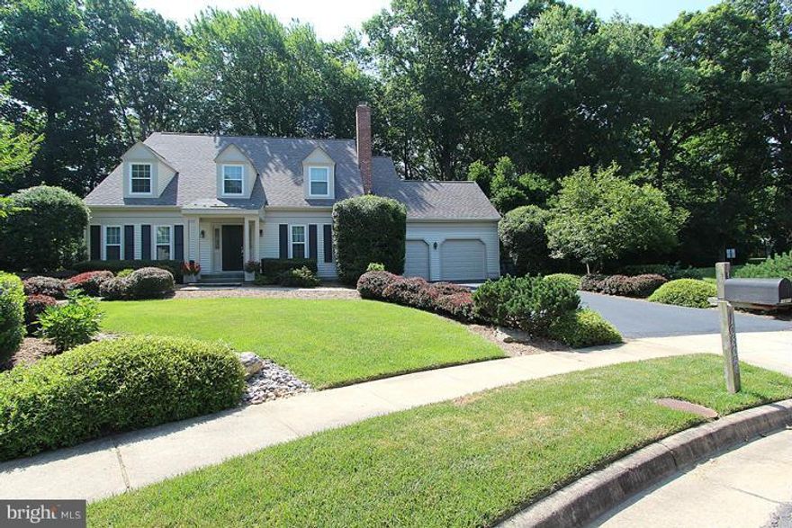 3800 SQFT of Beautiful on a 1/4 acre in sought after Lindsey Park.  MAIN  floor bedroom suite with an outside entrance and deck. Egress windows in basement Rec room and Bedroom bring in the light. Kitchen features a Brand new Bosch cook top, Bosch double oven, Wine Fridge, LARGE island, French door Fridge  and beveled glass doors out to the patio. Seller prefers Cardinal Title. Open Sun 7/6 1-4