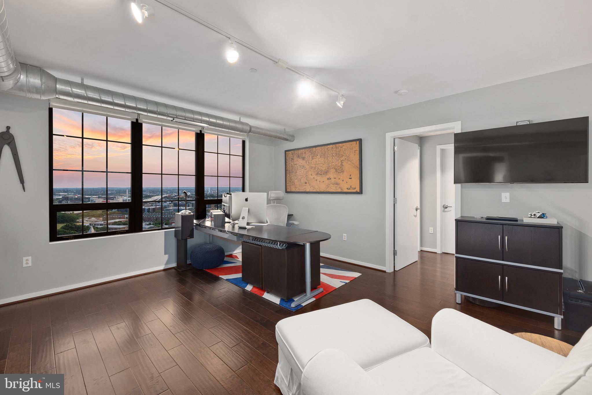 LOCUST POINT - Residential