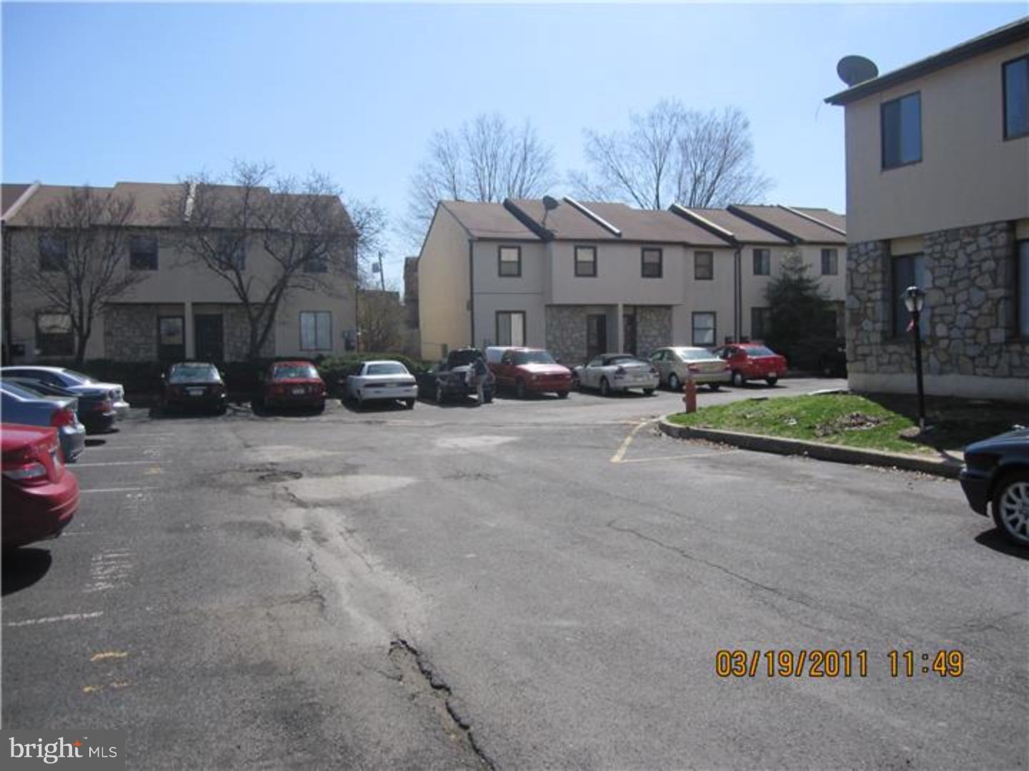 Updated 3 bedroom, 1/1 bath 1,500sq.ft apartment with newer hardwood floor on main level and newer carpet upstairs. Conveniently located to major roads, public transportation, walking distance to shopping mall.