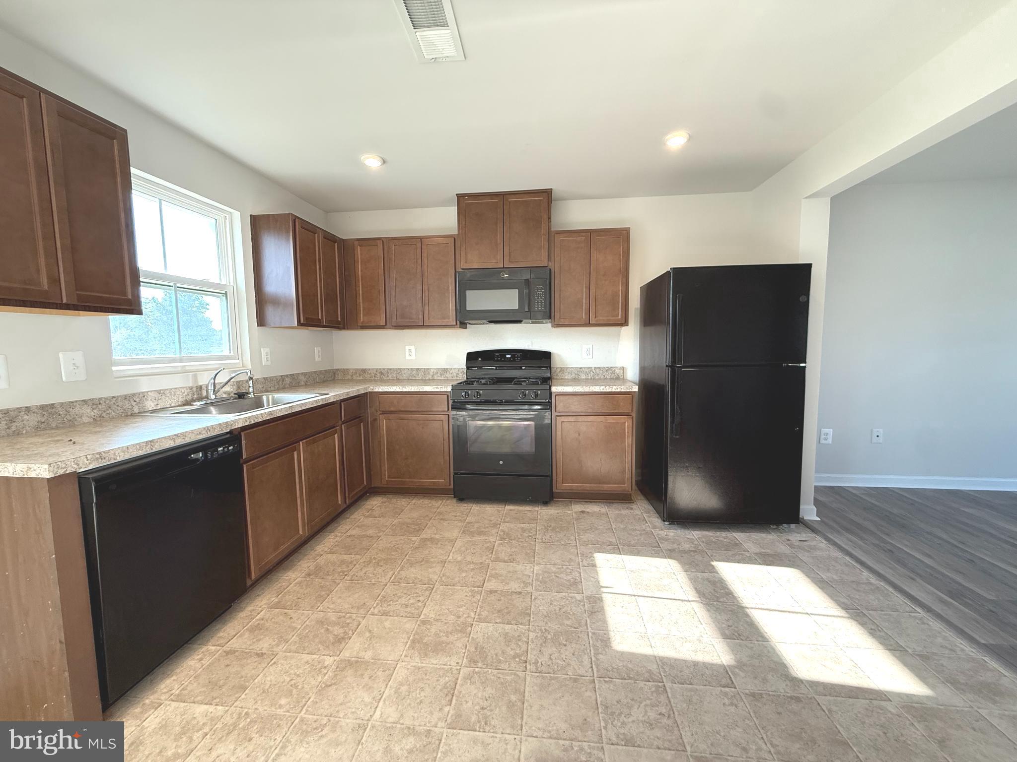 THE LAKES AT MARTINSBURG - Residential Lease