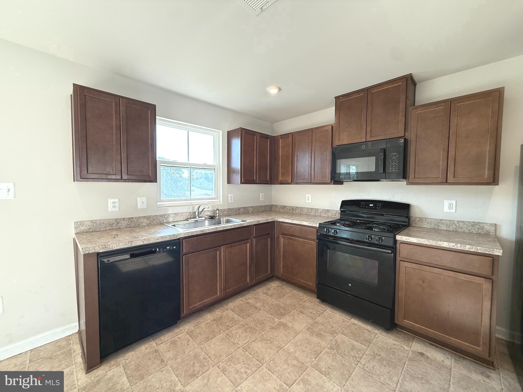 THE LAKES AT MARTINSBURG - Residential Lease