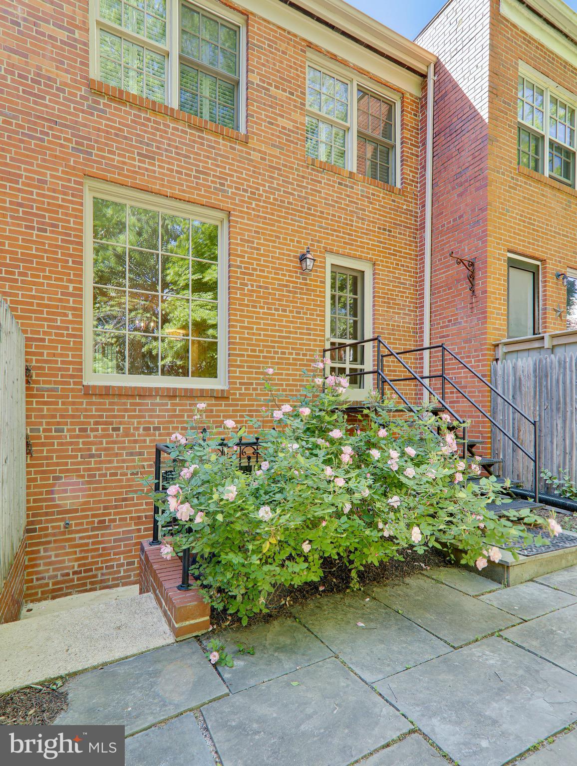 YATES GARDENS - Residential Lease