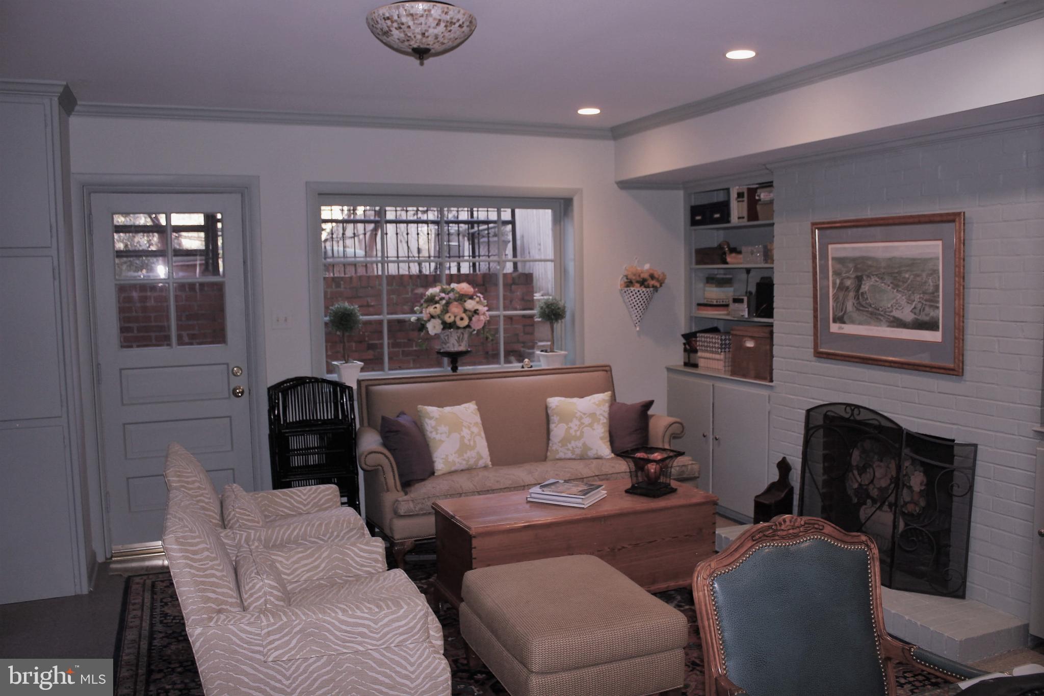 YATES GARDENS - Residential Lease