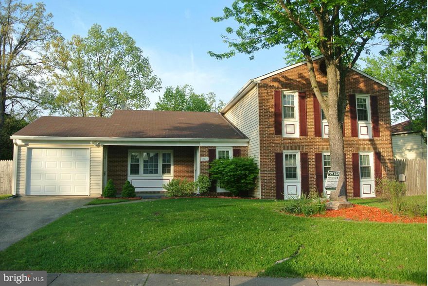 GORGEOUS AND PRISTINE HOME ON A PEACEFUL CUL-DE-SAC  GREAT LOCATION! WALKING DISTANCE TO COMMUNITY PARK, POOL, SCHOOL AND PLAYGROUND, EXTENSIVE RENOVATIONS! BATHROOMS, KITCHEN, ELECTRICAL, CARPETING, PAINT, WINDOWS.  WONDERFUL FENCED YARD   DECK OFF FAMILY ROOM  MAIN LEVEL BEDROOM CAN BE USED AS OFFICE/DEN  THIS HOME SHOWS PRIDE OF OWNERSHIP!!  WONT LAST LONG!!!