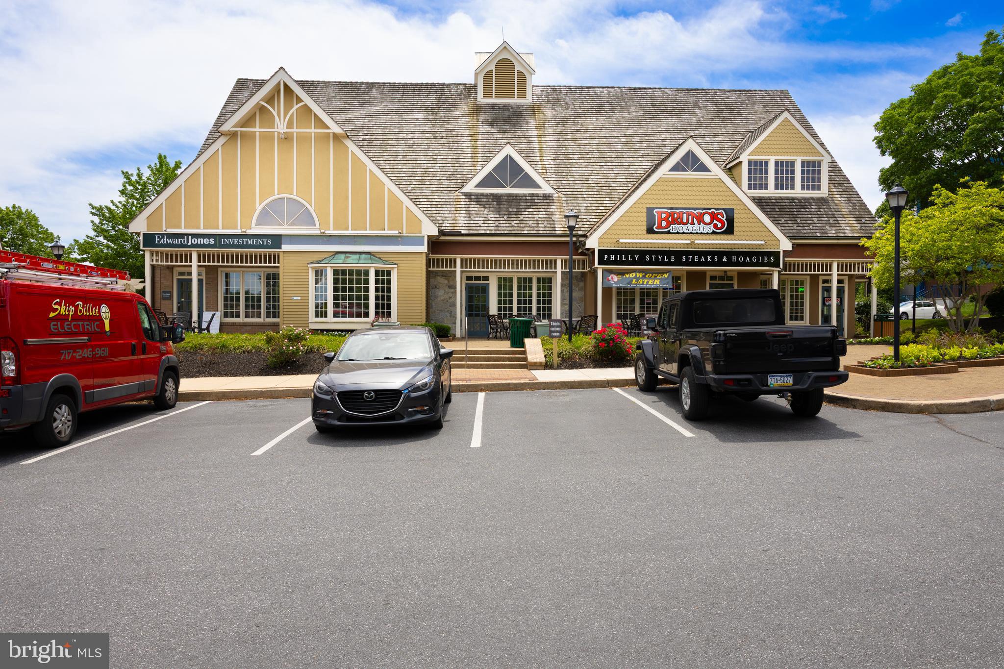 Great retail space available in the Shoppes at Greenfield. Flexible sizing from 785 - 1,605 SF with bathrooms, a grease trap, plentiful parking, and high traffic counts make this the ideal spot for all uses. Next to Greenfield Inn Restaurant, Hampton Inn and Starbucks.