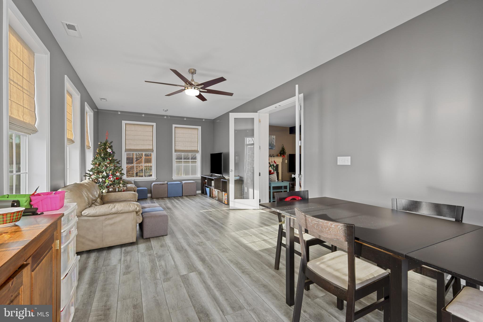 SAUNDERS POINT - Residential