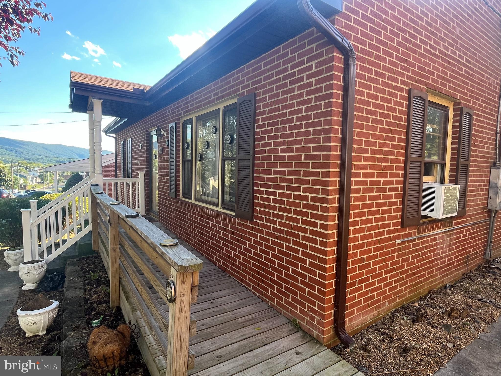 373 WALTON STREET