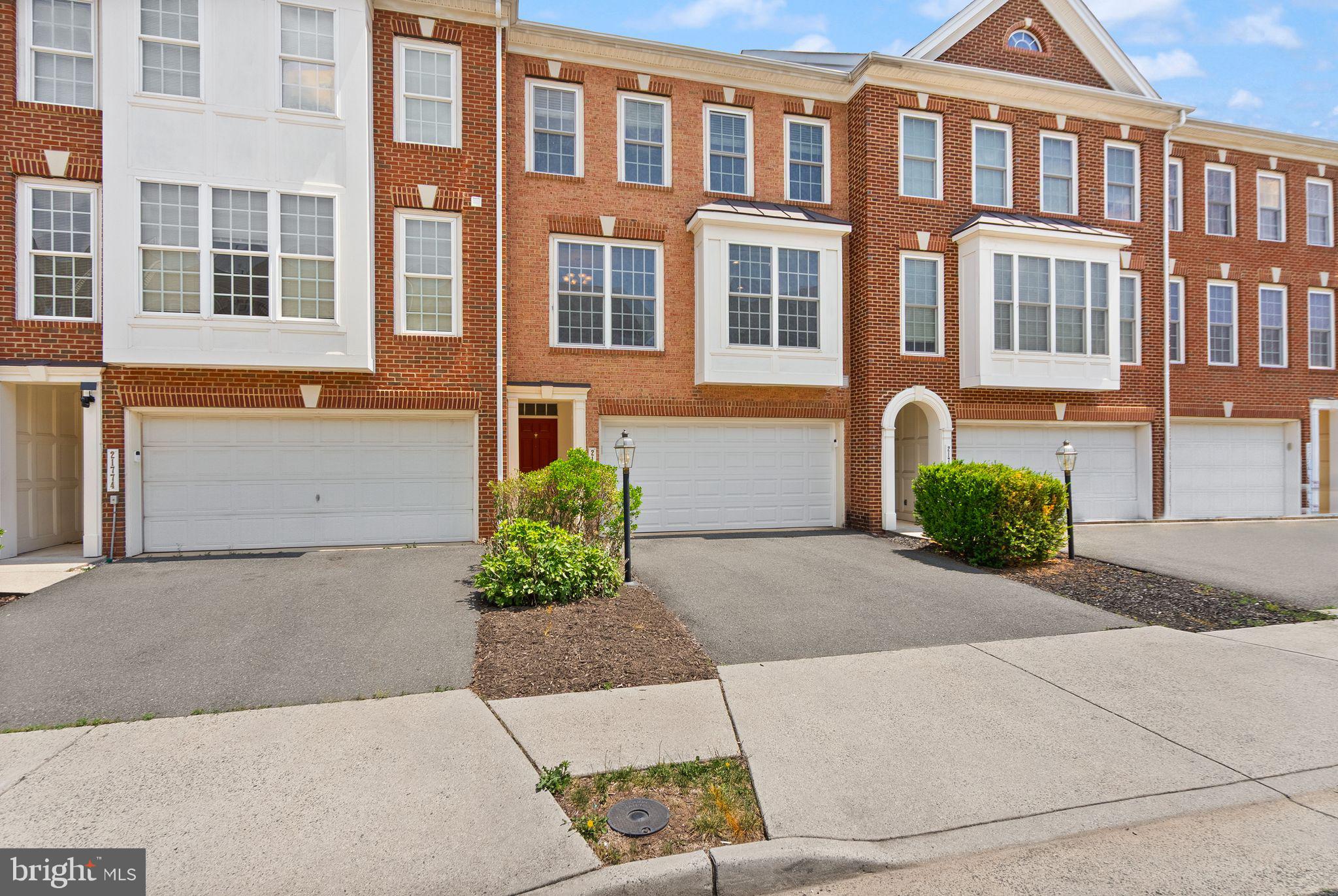 21776 LADYSLIPPER SQUARE