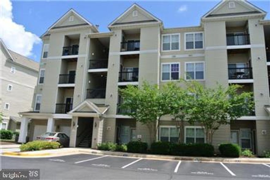 Great 2 level penthouse condo for rent. 1 bedroom, 1 bath with loft. upgrades include hardwood floors, granite counters. nice amenities in the community and close to commuter routes. Available 8/19/19.