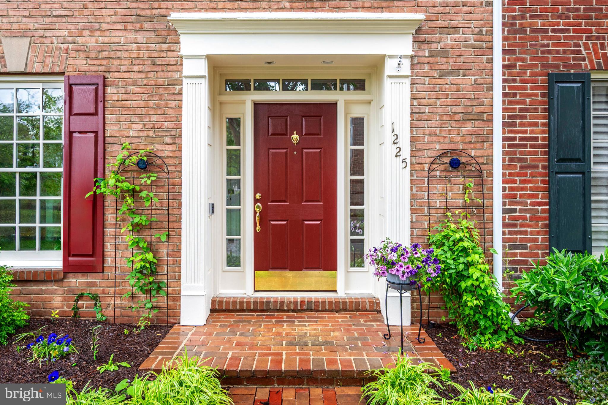 1225 ROUNDHOUSE LANE