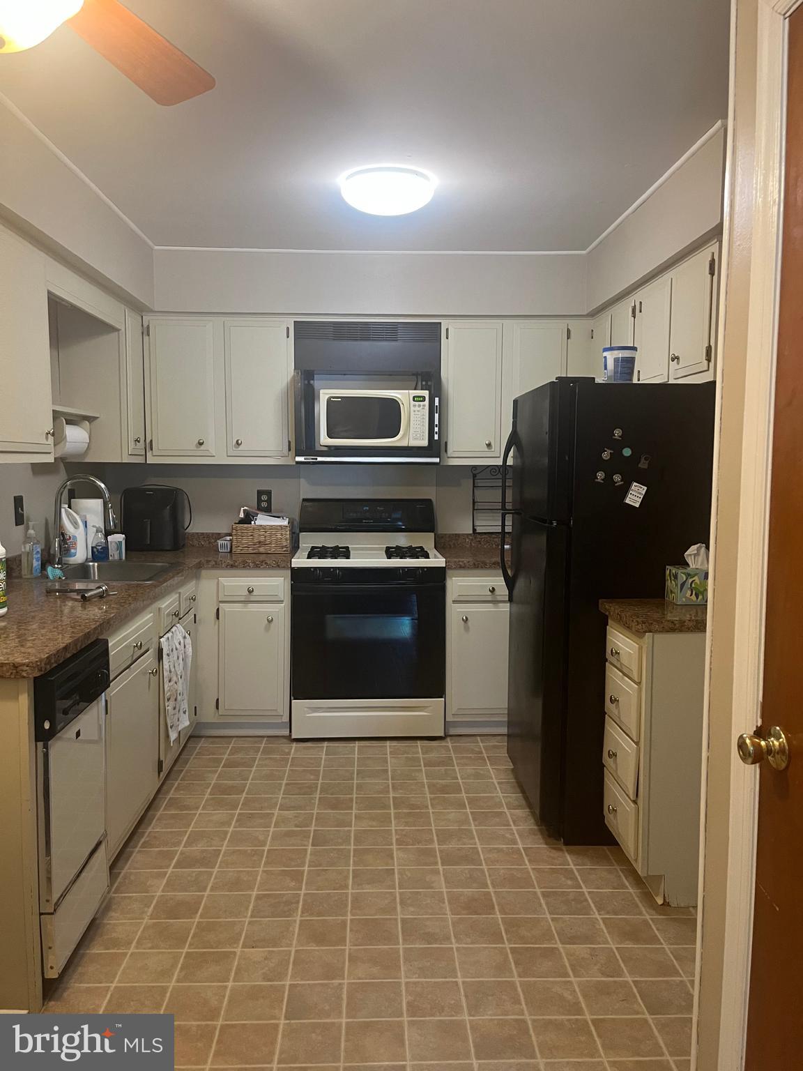 38 LEEWARD COURT