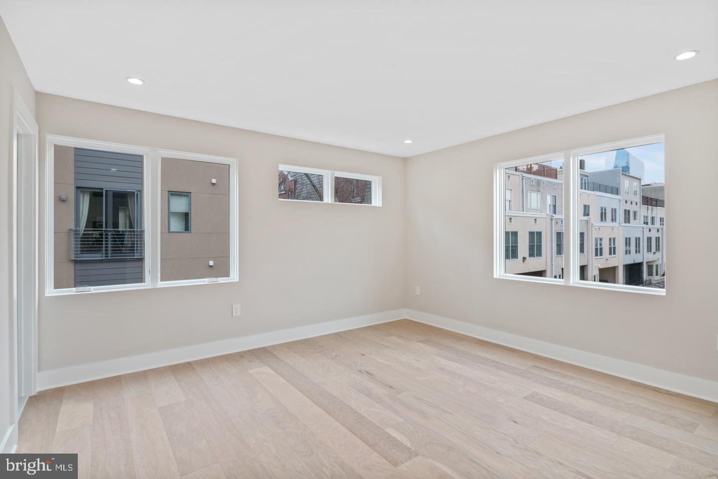 LOGAN SQUARE - Residential