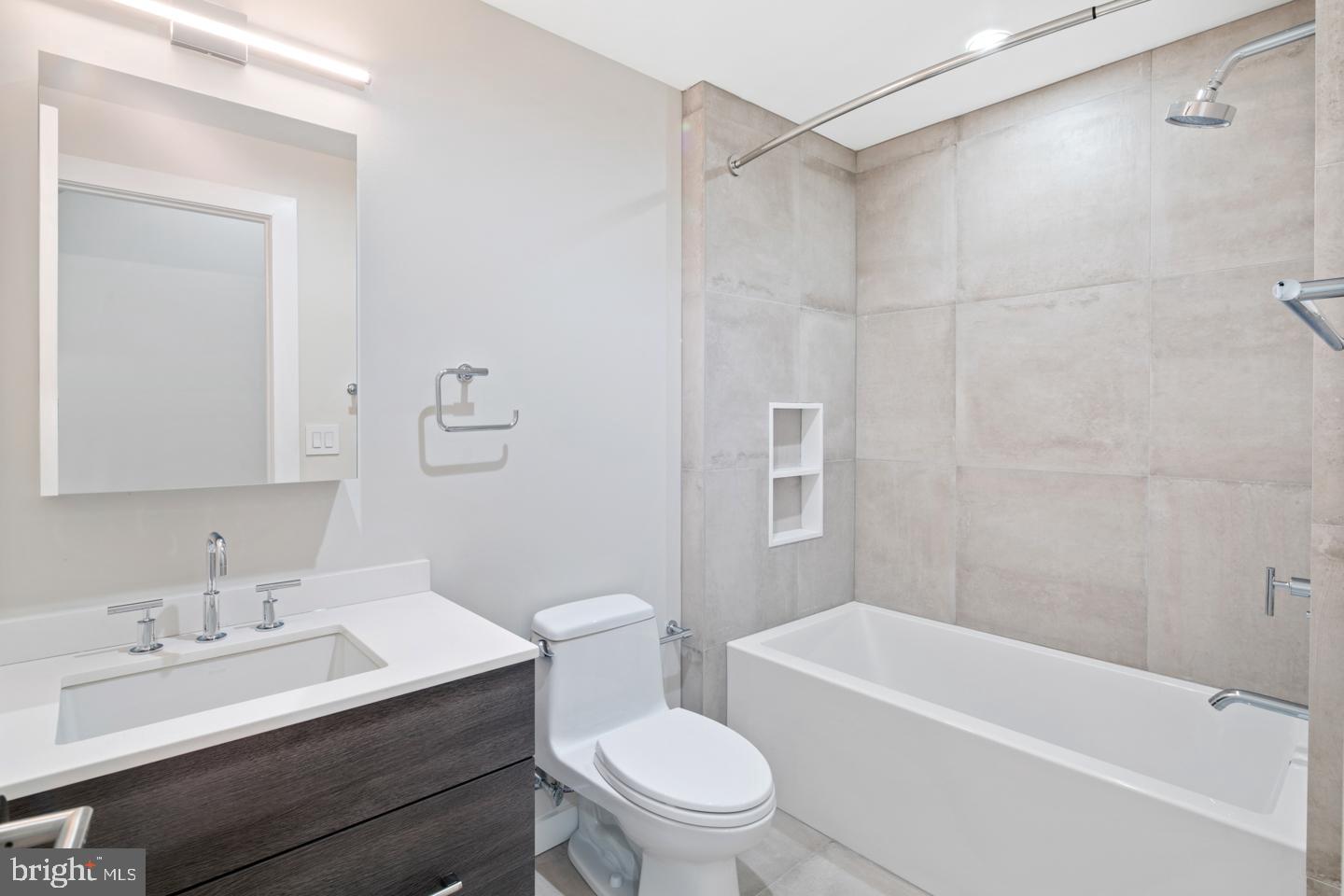 LOGAN SQUARE - Residential