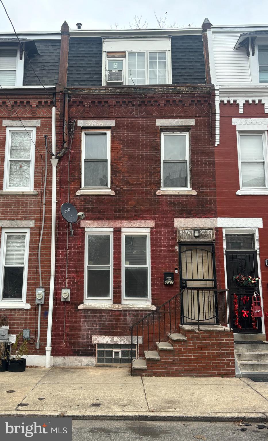 Welcome to Powelton Village! This property is located in one of Philadelphia's prime areas. It 's approximately a 10 minute drive to Center City, and just minutes away from the Philadelphia Zoo, University City, Art Museum and endless restaurants/shops.
Whether you are looking to call this property home or your next investment property, this is the perfect property to put your finishing touches on. It has a great layout, great character, great curb appeal and great location! When walking into this property, you will find an open floor plan that is perfect for hosting parties/dinners/events, and a cozy fenced back yard to extend your summer/spring gatherings. In addition, this 3 story home has two bedrooms and one full bath on the second floor, and 1 bedroom and 1 full bathroom on the third floor providing the feeling of a suite. Bring your imagination and roll up your sleeves for a truly beautiful property to finish!