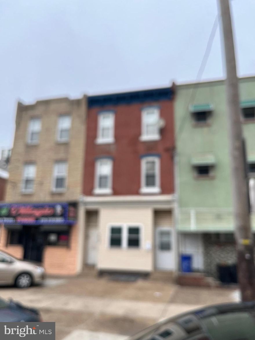FRESHLY PAINTED, PROFESSIONAL CLEANED,  READY FOR A NEW TENANT.
THIS OVERSIZED LIVING ROOM,  1 BEDROOM + DEN, GOOD NUMBER OF BASE AND WALL CABINETRY.  SS/SINK, D/W,  GAS RANGE,  SS/REFRIGE.  2 CLOSETS IN THE BEDROOM WITH LIGHTED C/F.  DEN WITH LIGHTED C/F
UPDATE C/T/BATH,  STACKED WASHER & DRYER IN MUD ROOM.  EXIT TO REAR FENCED YARD.