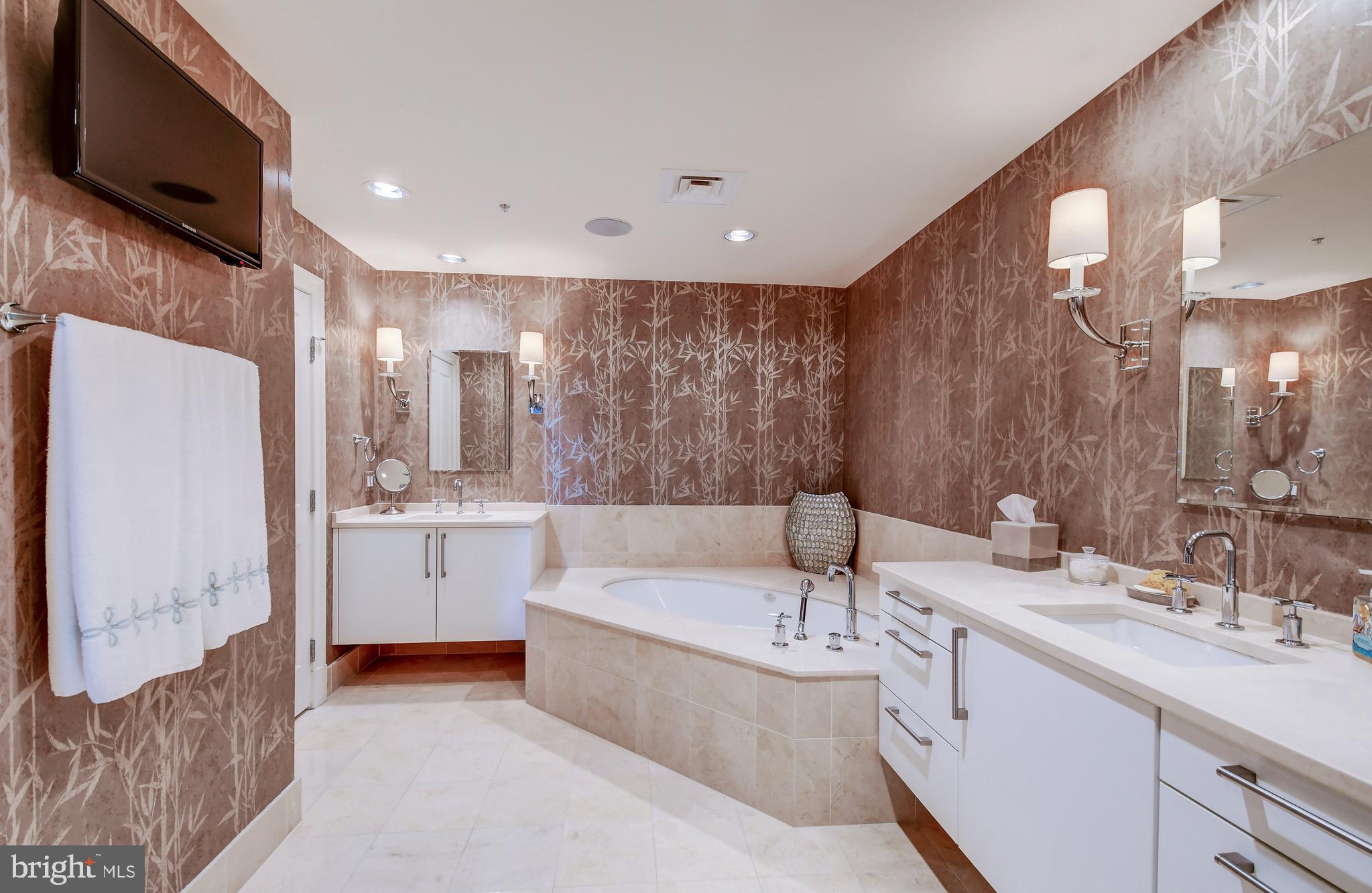 THE RITZ-CARLTON RESIDENCES - Residential