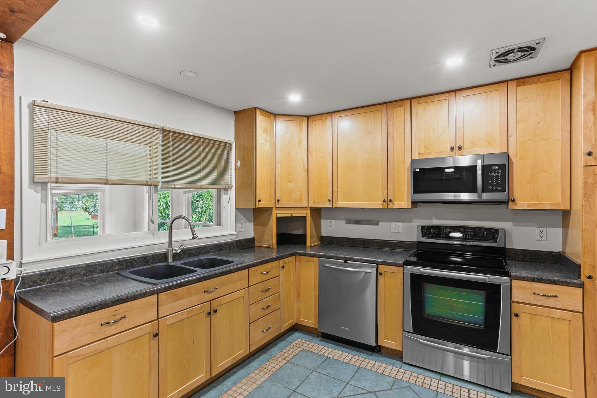 MUNSON HEIGHTS - Residential Lease