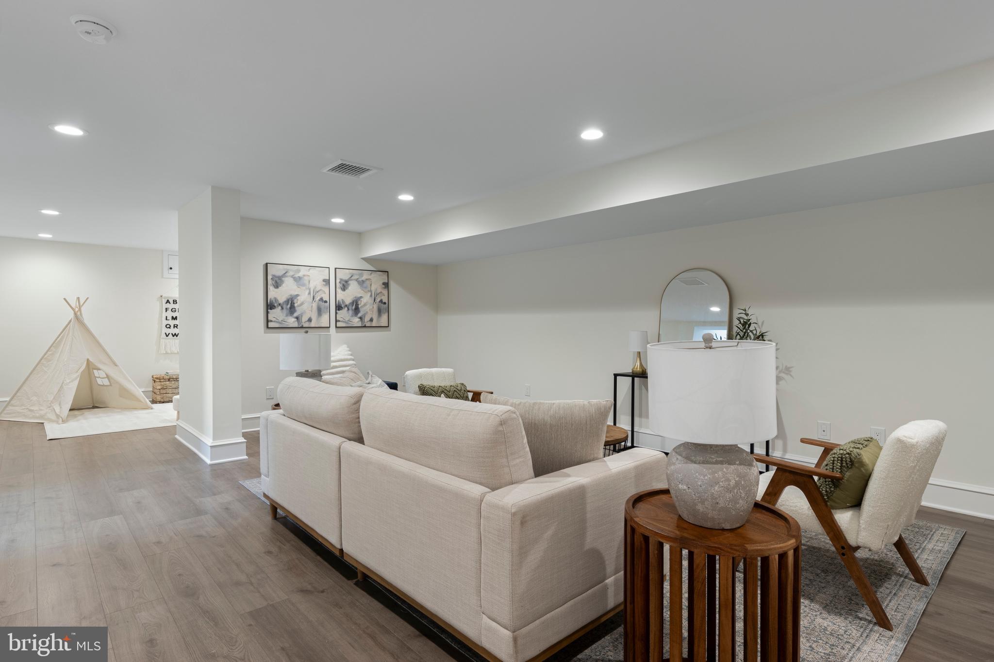 NEWTOWN SQ - Residential