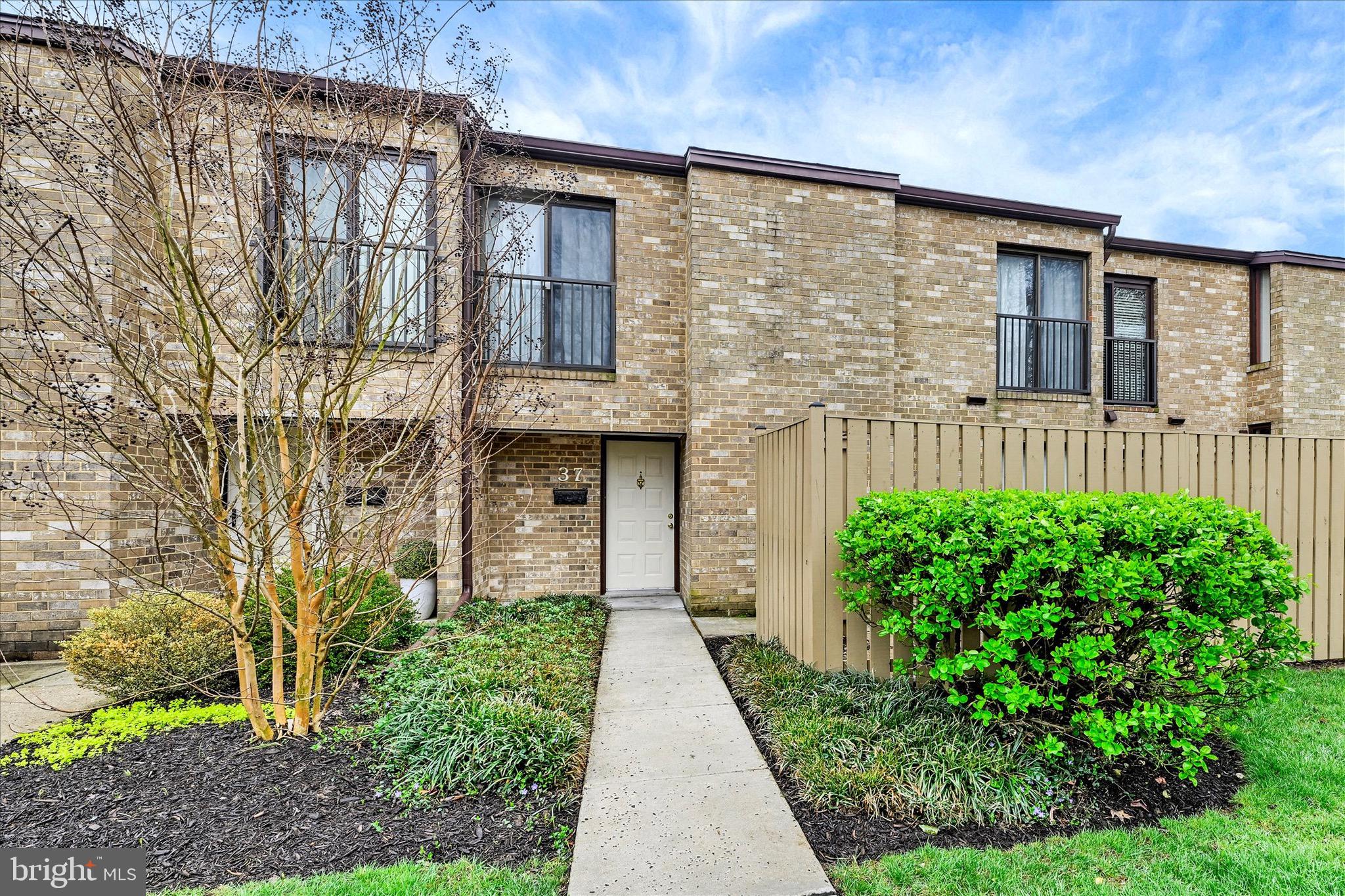 TOPFIELD CONDOMINIUM TOWNHOUSES - Residential