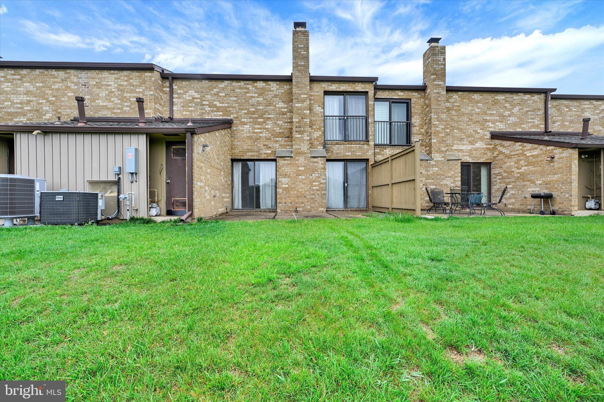 TOPFIELD CONDOMINIUM TOWNHOUSES - Residential