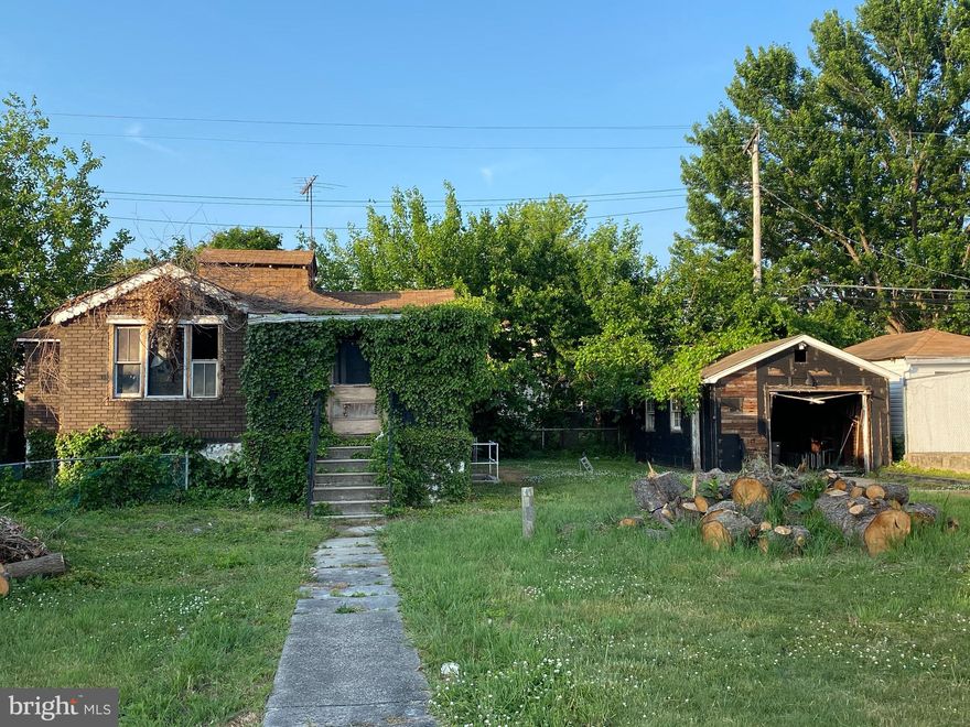 ACTIVE PENDING RELEASES !! Buyer was not able to obtain financing . DO NOT ENTER HOUSE !!!  DO NOT ENTER HOUSE. The house is a tear down !!