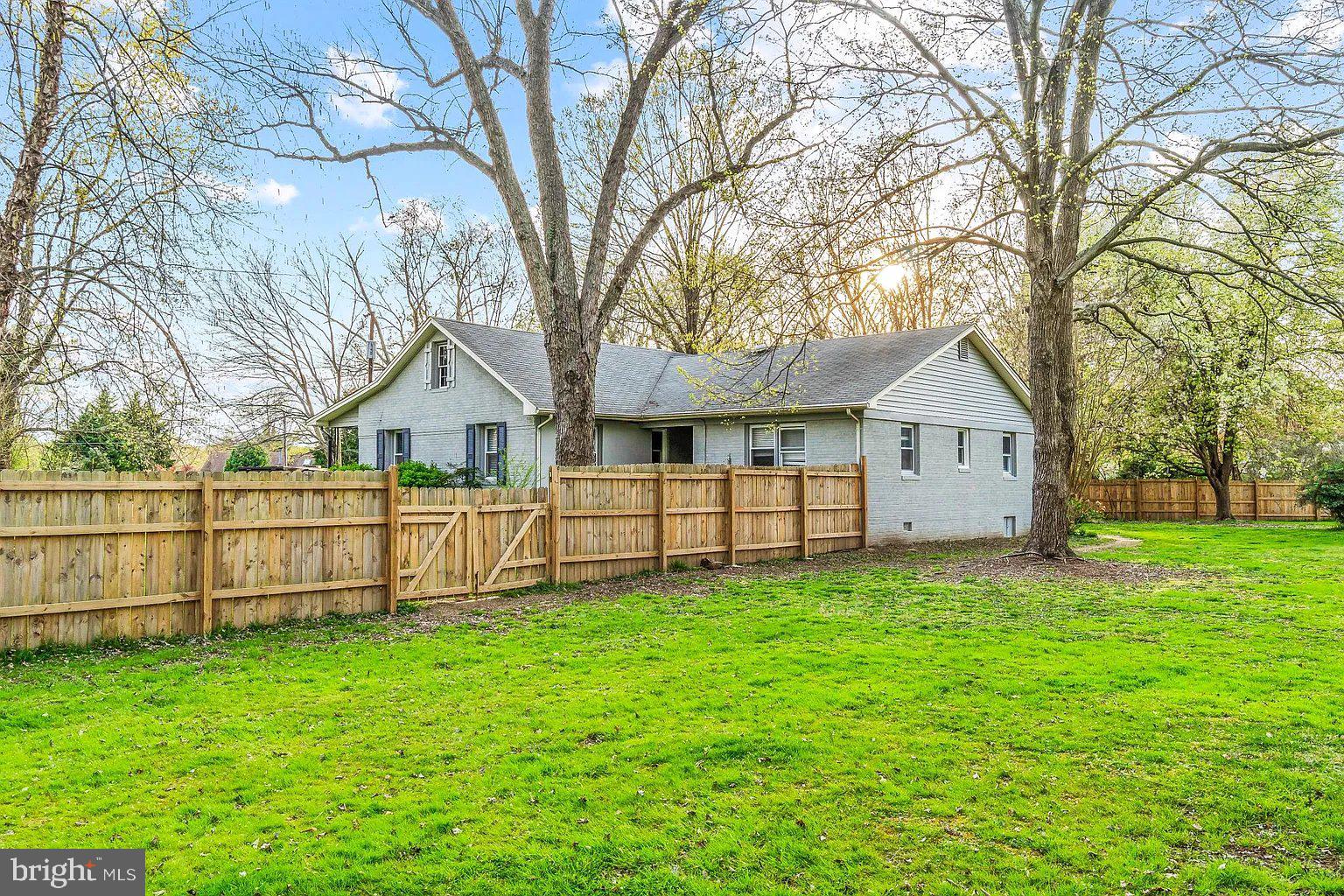 WOODLAWN ACRES - Residential Lease