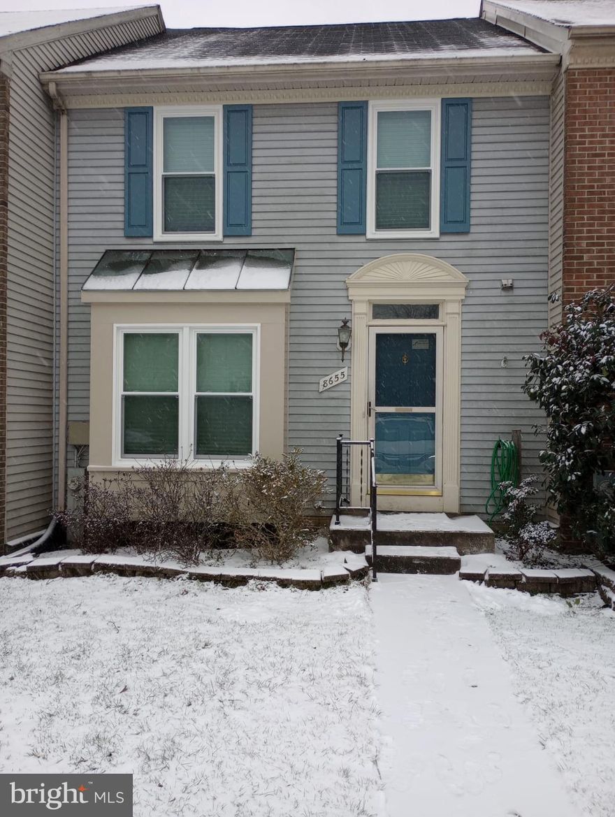 Well maintained town house @ Centennial High and convenient location . Newer appliances and energy efficient windows.