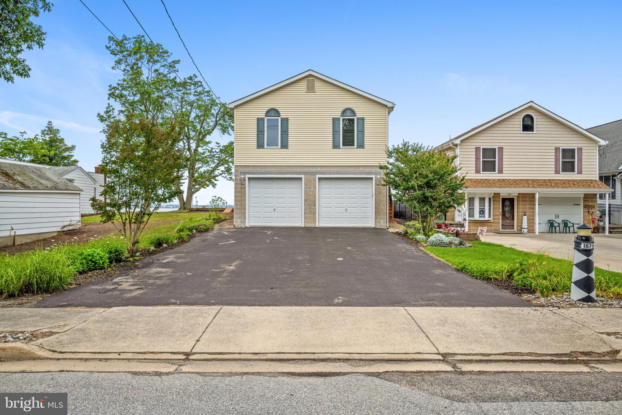 187 N RIVER DRIVE