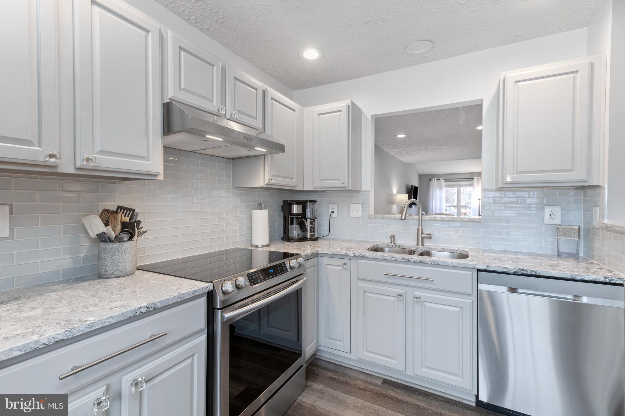 CONSTANT FRIENDSHIP - Residential