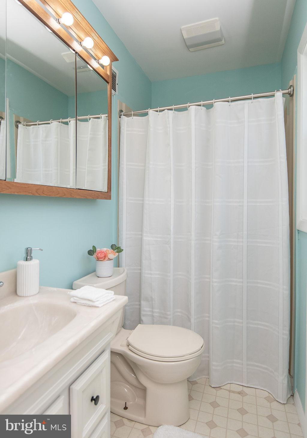 FOUR SEASONS - Residential