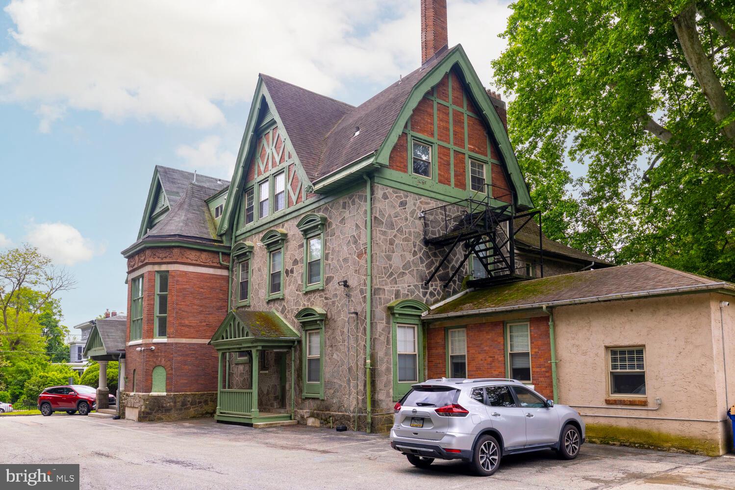 143 W WALNUT LANE