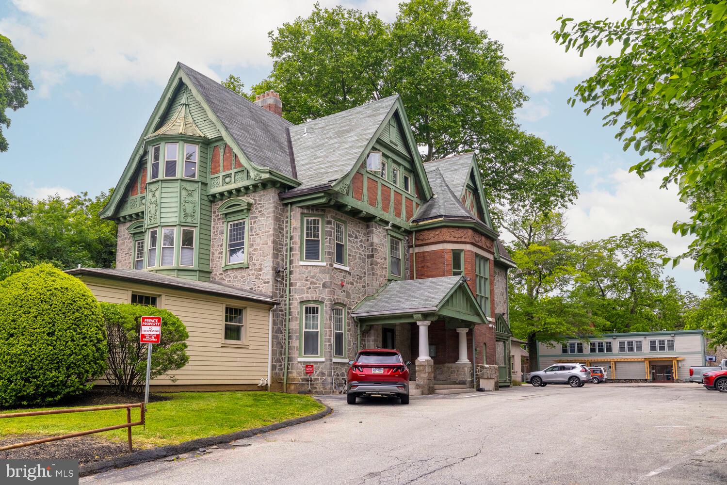 143 W WALNUT LANE
