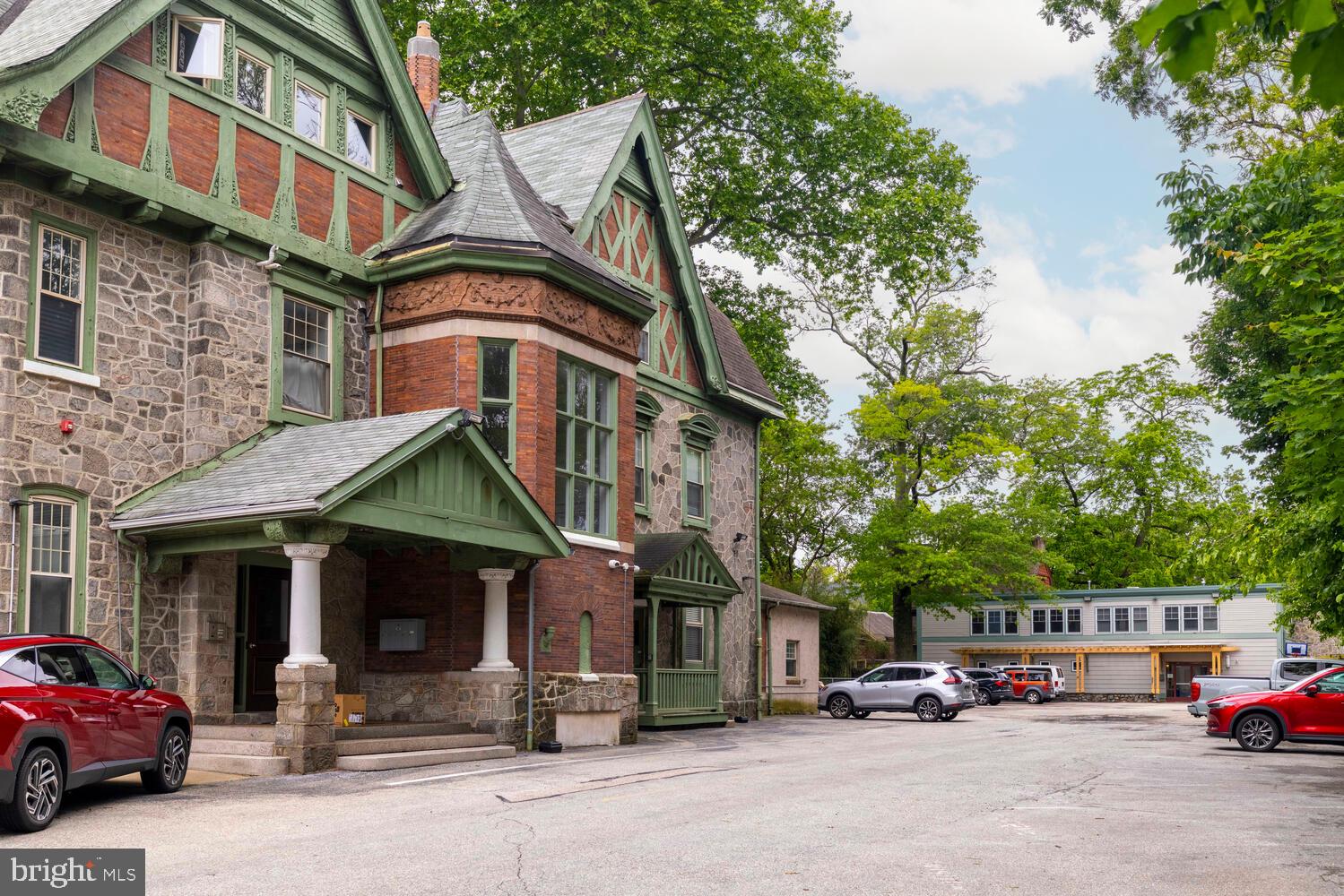 143 W WALNUT LANE