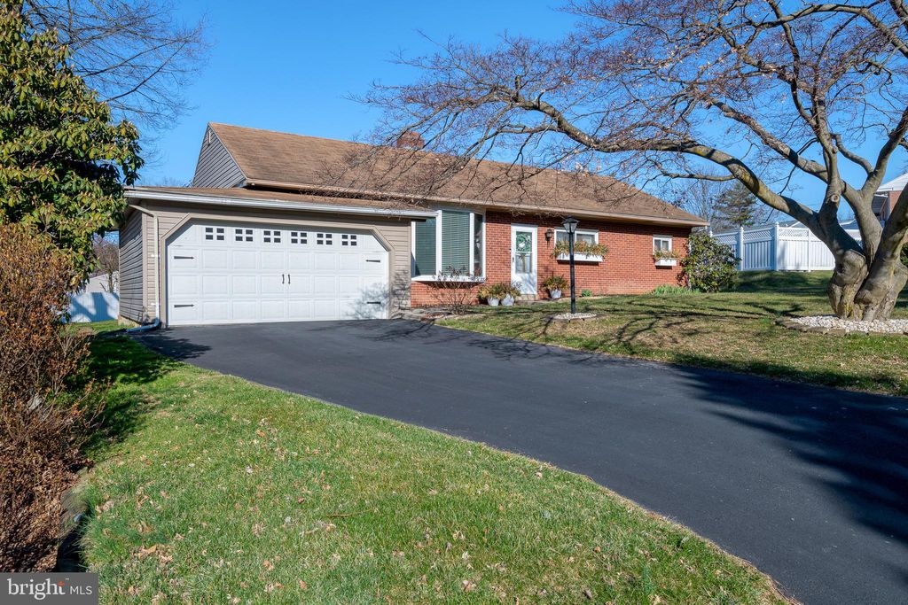 Photo of 16 QUAKER HILLS RD, LANCASTER, PA 17603 (MLS # PALA2031598)