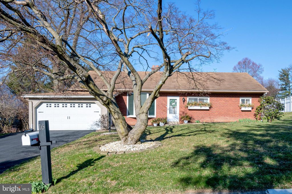 Photo of 16 QUAKER HILLS RD, LANCASTER, PA 17603 (MLS # PALA2031598)