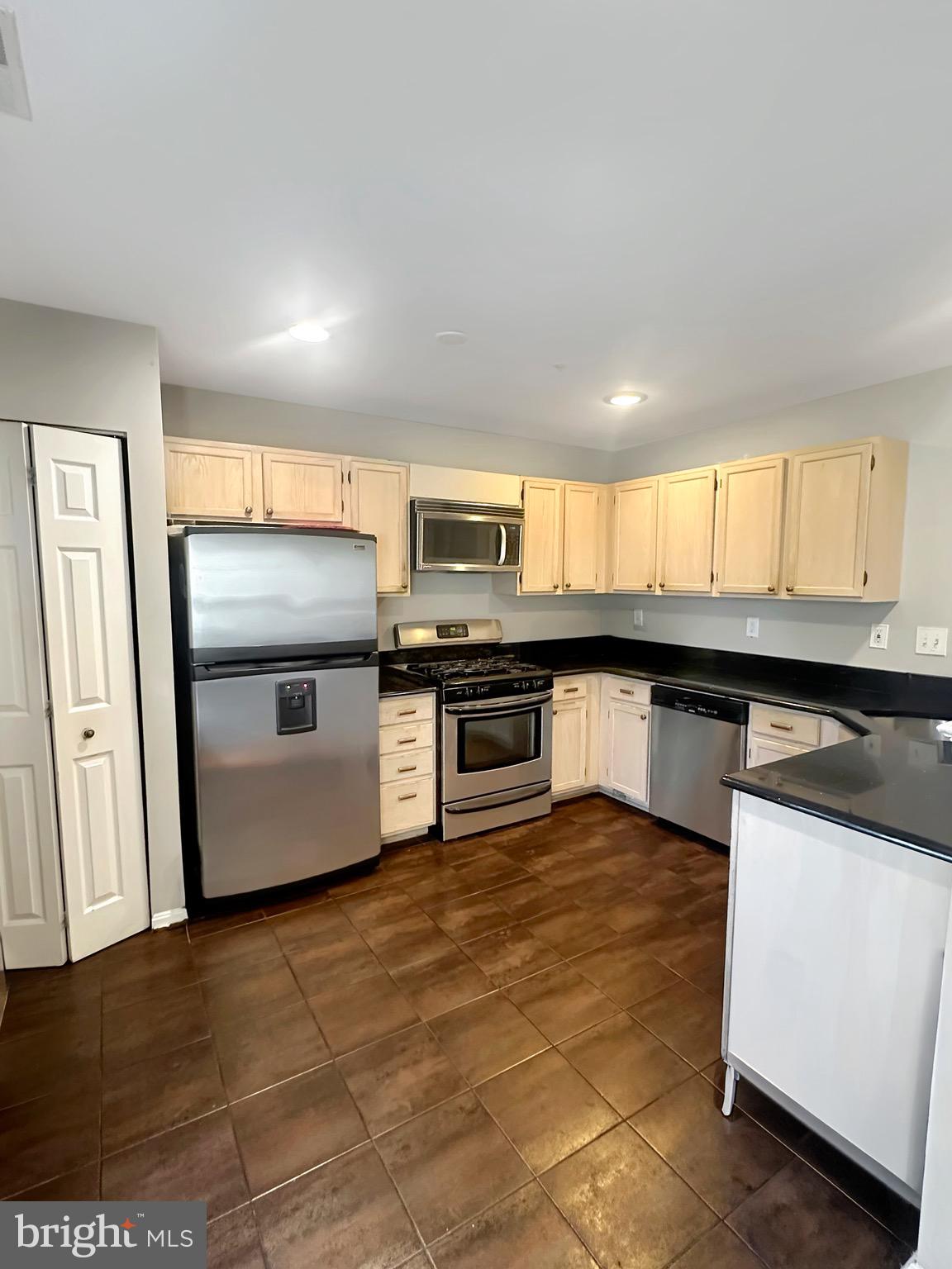 HILL OAKS CONDO PHASE 1- - Residential