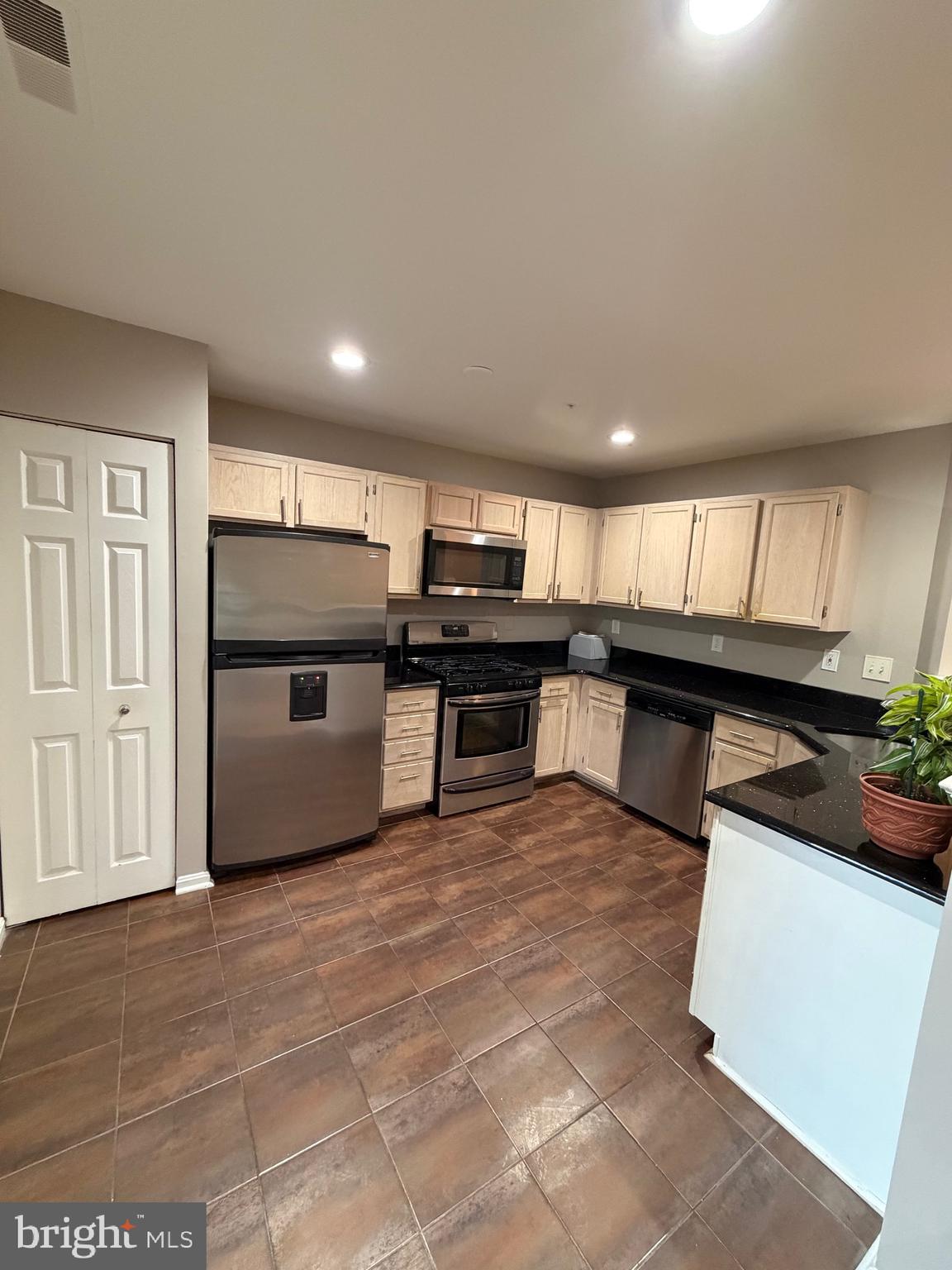 HILL OAKS CONDO PHASE 1- - Residential
