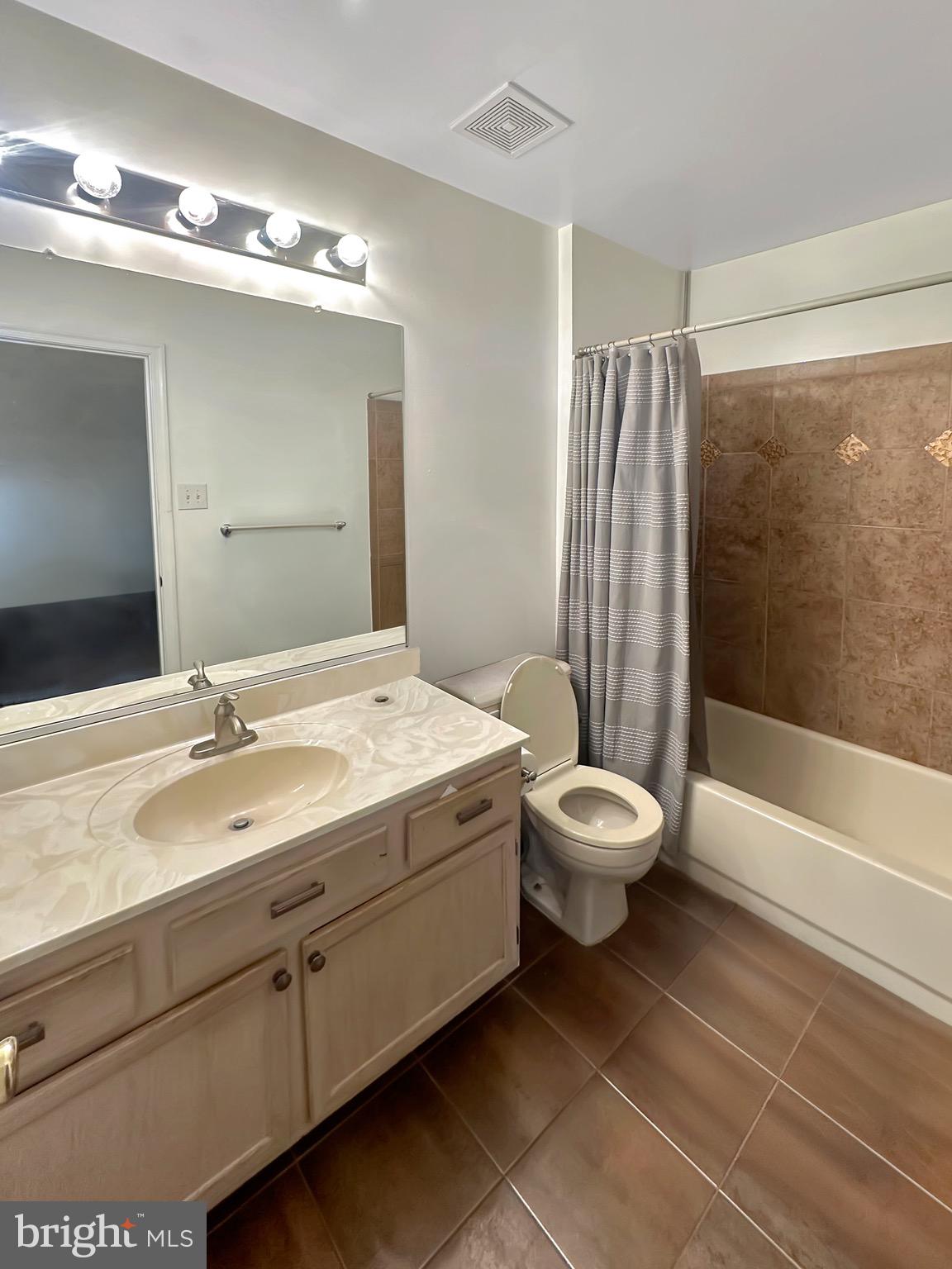 HILL OAKS CONDO PHASE 1- - Residential