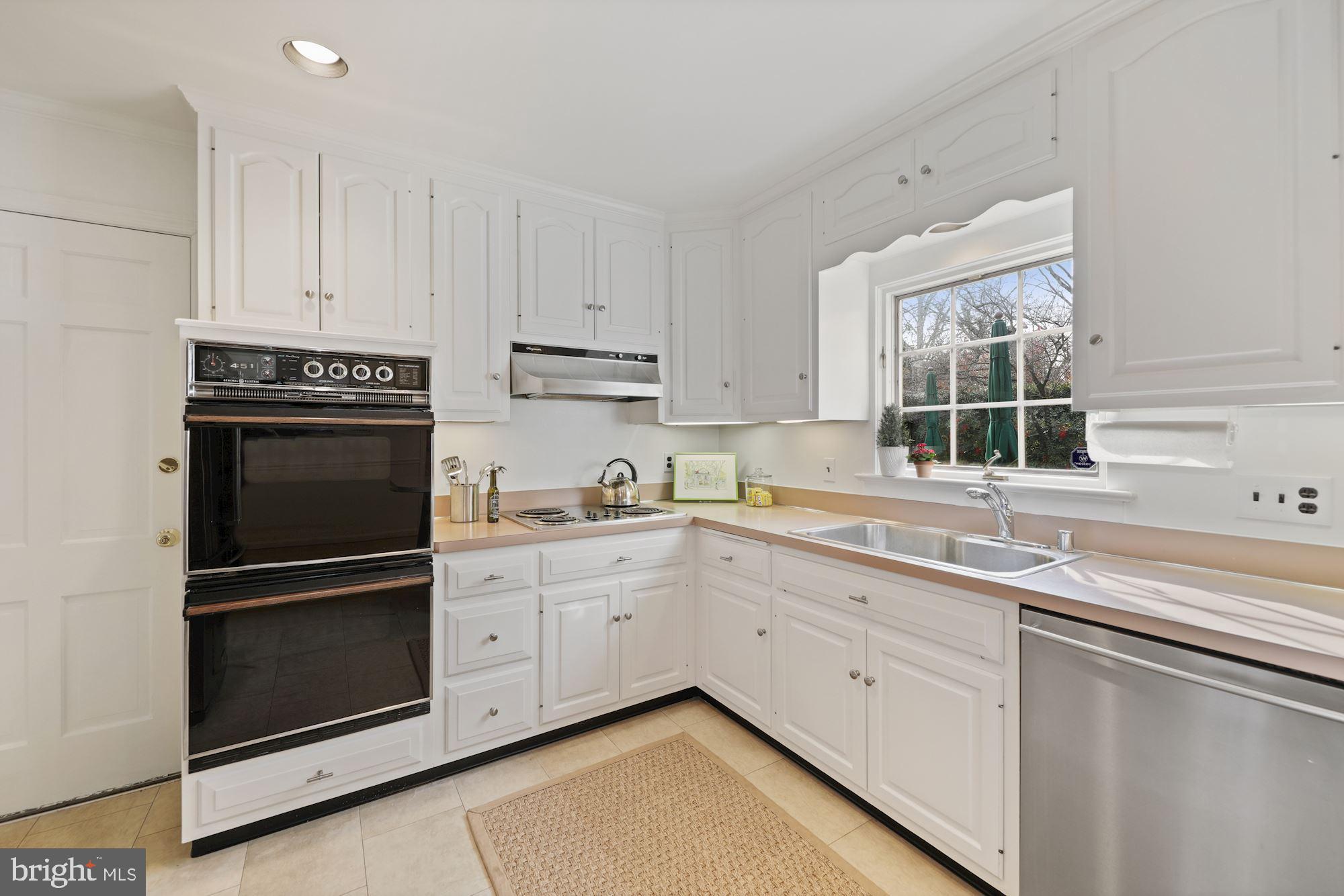 WHITEHALL MANOR - Residential