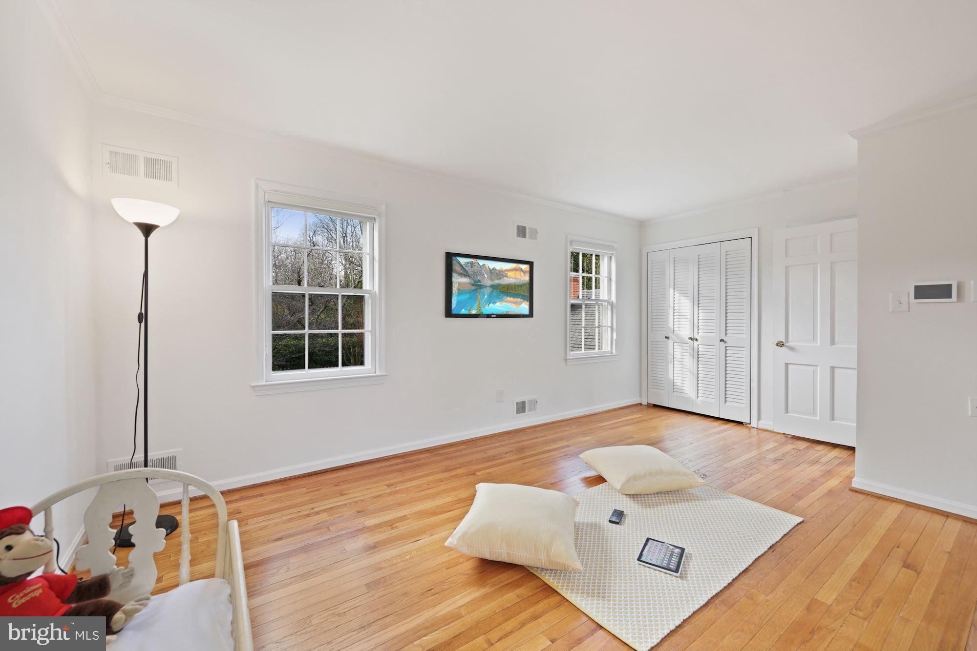 WHITEHALL MANOR - Residential